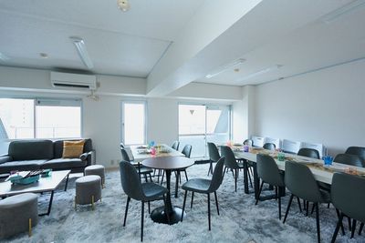 室内の広さと席の配置がわかる全景。セミナーやワークショップ、懇親会など、開催シーンをイメージしてご覧ください。 - 名古屋 Noaw名古屋の室内の写真
