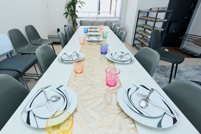 みんなでテーブルを囲めるパーティーレイアウト。飲食物の持ち込みOKで、誕生日会や歓送迎会、同窓会にもおすすめです。 - 名古屋 Noaw名古屋の室内の写真