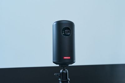 コンパクトなプロジェクターを設置。120インチスクリーンへの映像投影に使え、映画鑑賞や資料共有に便利です。 - 名古屋 Noaw名古屋の設備の写真