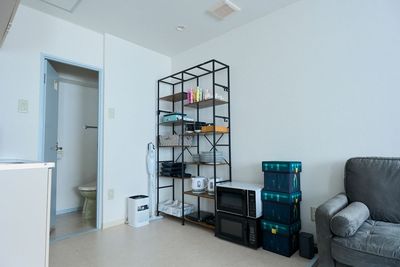 室内入口と備品ラックの位置がわかる写真。入室後の荷物の移動や、準備・片付けの動線の参考に。 - 名古屋 Noaw名古屋の室内の写真