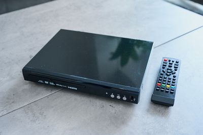 ディスクプレーヤーと専用リモコン。お持ち込みのディスクは、対応形式をご確認のうえご利用ください。 - 名古屋 Noaw名古屋の設備の写真