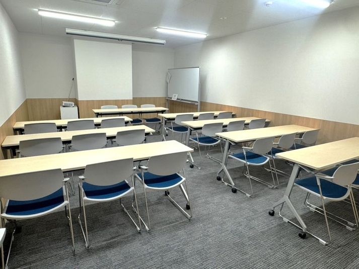 セミナールーム(20名会議室) - OFFiTs(オフィッツ)本町 OFFiTs本町｜セミナールーム（20名会議室）の室内の写真