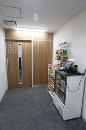 喫煙所 - OFFiTs(オフィッツ)本町 OFFiTs本町｜セミナールーム（20名会議室）の室内の写真