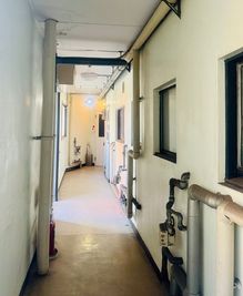 建物入り口から入って右奥にございます。 - レンタルスペース　ハコガシ 2F【 21･22･26 】 26号室　Meeting Roomの室内の写真