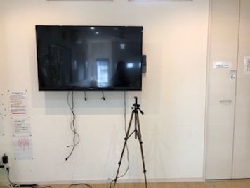 大型モニター
クロームキャストで接続可
三脚　2台 - スタジオKaveri 東林間 レンタルスタジオの設備の写真