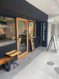 木枠のガラス扉と、縦書きの「COFFEE」の看板が目印です。OsakaMetro「西長堀駅」3番出口から徒歩約1分。 - GREENCAB（グリーンキャブ）｜西長堀/カフェ 【西長堀駅1分】貸切カフェ GREENCABの外観の写真