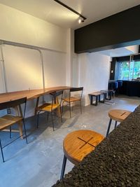 一枚板の大テーブルと、木のスツールを並べたカウンター席。ワークショップや作業にも使いやすい配置です。 - GREENCAB（グリーンキャブ）｜西長堀/カフェ 【西長堀駅1分】貸切カフェ GREENCABの室内の写真