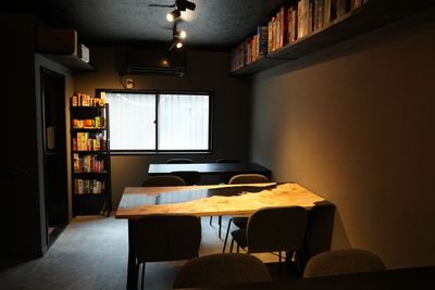 木目のテーブルと落ち着いた照明の店内。 - 石山貸切スペース レオソルの室内の写真