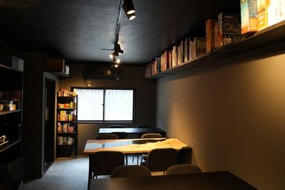 テーブル席を別の角度から見た店内。 - 石山貸切スペース レオソルの室内の写真