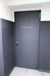 sr pilates studio 関内 【早朝プラン】マシンピラティスレンタルスタジオ 関内店ブース②の入口の写真