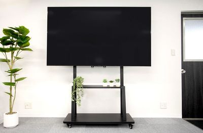 75インチ大型モニター - KS14　目黒会議室 目黒駅徒歩3分!最大50名65㎡/会議室/セミナー/研修/懇親会の設備の写真