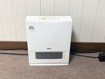 足元にはセラミックファンヒーターを設置していますので冬でも快適に演奏できます♪ - 完全防音室のダンス・音楽スタジオ『562』（ごろにゃん） 【無人受付・個室カラオケルーム】（完全防音室）の設備の写真