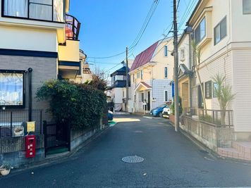 スターバックスの横の小道に入り、すぐ右手。右手奥の黄色い外壁＆赤い屋根の建物です♪ - 完全防音室のダンス・音楽スタジオ『562』（ごろにゃん） 【無人受付・個室カラオケルーム】（完全防音室）の外観の写真