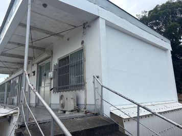 入口は奥側です。 - free24store WAKAYAMA BASE -free24storeの外観の写真
