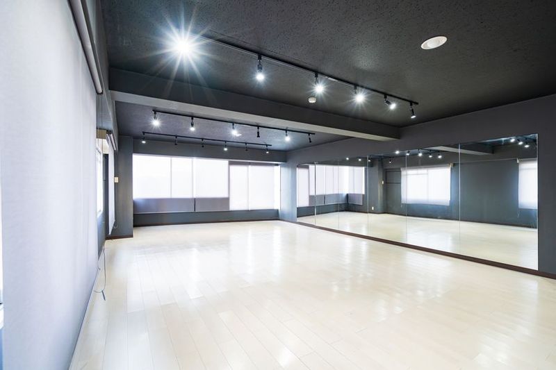 レンタルスタジオMONO平塚 【平塚駅5分】47㎡・黒基調のレンタルダンススタジオ！の室内の写真