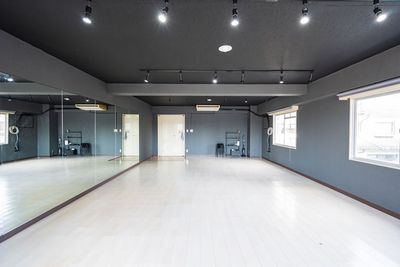レンタルスタジオMONO平塚 【平塚駅5分】47㎡・黒基調のレンタルダンススタジオ！の室内の写真