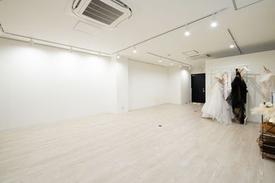 展示可能なワイヤーレール付きの7ｍ壁面 - Studio Bloomia 緑橋駅徒歩1分【撮影スタジオ・ギャラリー ・ワークショップ】の室内の写真