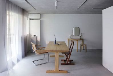 4人掛けダイニングテーブル　椅子4脚　スツール4脚 - SOCIALGOOD　GALLERY レンタルスタジオ_原宿・北参道【ポップアップ・展示会用】の室内の写真