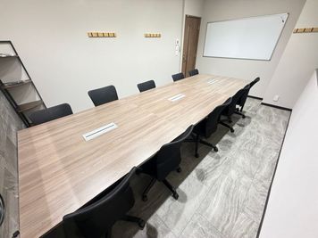 【本厚木駅から徒歩3分】モニター・フリードリンク付き10名会議室(Room C) - いいオフィス本厚木