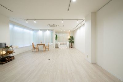 入り口側から - Studio Bloomia 緑橋駅徒歩1分【撮影スタジオ・ギャラリー ・ワークショップ】の室内の写真