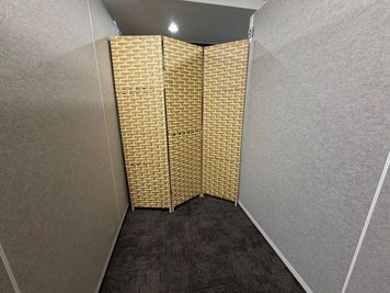 2名席D
パーテーション閉鎖時 - TOKYO NEST 早稲田 早稲田駅徒歩3分｜コワーキング TOKYO NEST（2名席D）の室内の写真
