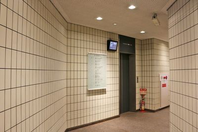 エレベーターホール - SMG/ 四ツ橋・近商ビル 【夜間の勉強会・セミナー】SMG貸し会議室近商ビル7階B室の入口の写真