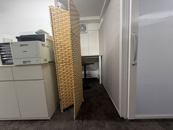 1名席テレカンブース（パーテーション解放時） - TOKYO NEST 早稲田 早稲田駅徒歩3分｜コワーキング TOKYO NEST（1名席）の室内の写真