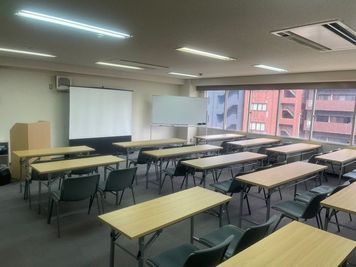 スクール形式38名 - SMG/ 四ツ橋・近商ビル 【夜間の勉強会・セミナー】SMG貸し会議室近商ビル7階B室の室内の写真