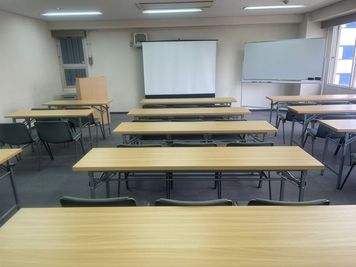 スクール形式38名 - SMG/ 四ツ橋・近商ビル 【夜間の勉強会・セミナー】SMG貸し会議室近商ビル7階B室の室内の写真