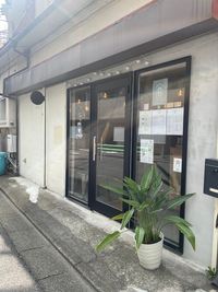 開放感のあるガラスの入り口は、開けたままでもご使用できます。内側にはロールスクリーンをつけておりますので、閉じた状態にしてプライバシーを守る事もできます。 - meek(ミーク） 【蒲田】路面カフェ空間｜ポップアップ・物販・展示・教室・多目的の室内の写真