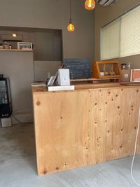 カウンター上は物を無くして使用できます。物販やイベントの受付にも。 - meek(ミーク） 【蒲田】路面カフェ空間｜ポップアップ・物販・展示・教室・多目的の室内の写真