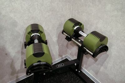 2〜32kgの可変式ダンベル。目的やレベルに合わせて重量を調整できます。 - パワージム 渋谷 完全個室レンタルジムの設備の写真