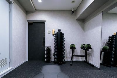 1〜10kgダンベルと壁面鏡。フォームを確認しながらトレーニングできます。 - パワージム 渋谷 完全個室レンタルジムの室内の写真