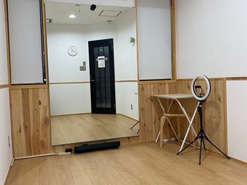 窓の間に幅1.2m×高さ1.8mの鏡。木の腰壁とフローリングの完全個室です。 - スタジオイチコロ 個室スタジオ2｜暖色照明のある完全個室スタジオの室内の写真