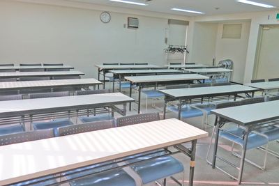 四ツ橋・近商ビル10B（スクール形式） - SMG/ 四ツ橋・近商ビル 【夜間の勉強会・セミナー】SMG貸し会議室近商ビル10階B室の室内の写真