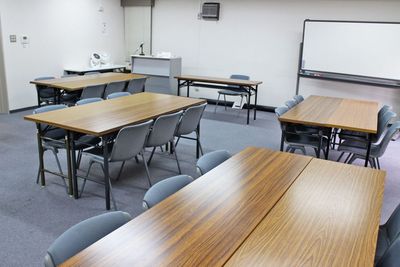 四ツ橋・近商ビル10B（島型）※変更・現状は利用者様にてご対応 - SMG/ 四ツ橋・近商ビル 【夜間の勉強会・セミナー】SMG貸し会議室近商ビル10階B室の室内の写真