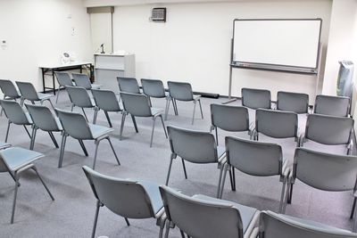 四ツ橋・近商ビル10B（シアター形式）※変更・現状は利用者様にてご対応 - SMG/ 四ツ橋・近商ビル 【夜間の勉強会・セミナー】SMG貸し会議室近商ビル10階B室の室内の写真