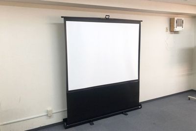 無料備品・スクリーン（型番は会場によって異なります） - SMG/ 四ツ橋・近商ビル 【夜間の勉強会・セミナー】SMG貸し会議室近商ビル10階B室の設備の写真