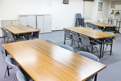 四ツ橋・近商ビル10B（島型）※変更・現状は利用者様にてご対応 - SMG/ 四ツ橋・近商ビル 【夜間の勉強会・セミナー】SMG貸し会議室近商ビル10階B室の室内の写真