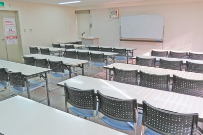 四ツ橋・近商ビル10B（スクール形式） - SMG/ 四ツ橋・近商ビル 【夜間の勉強会・セミナー】SMG貸し会議室近商ビル10階B室の室内の写真