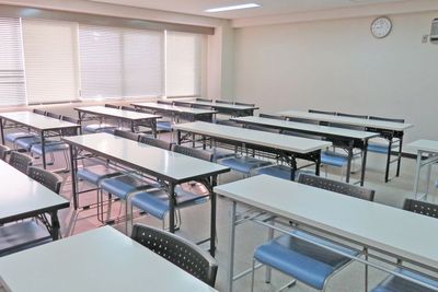 四ツ橋・近商ビル10B（スクール形式） - SMG/ 四ツ橋・近商ビル 【夜間の勉強会・セミナー】SMG貸し会議室近商ビル10階B室の室内の写真