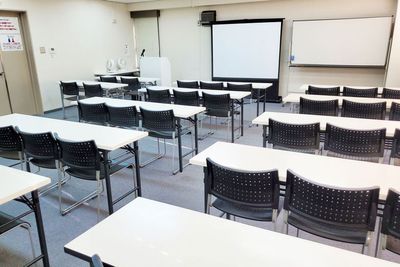 近商ビル6B（スクール形式） - SMG/ 四ツ橋・近商ビル 【夜間の勉強会・セミナー】SMG貸し会議室近商ビル6階B室の室内の写真
