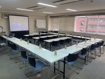 ～ハイブリッド・ミーティング～
NURO光による安定した通信環境（無線LAN）を提供しております。 - SMG/ 四ツ橋・近商ビル 【夜間の勉強会・セミナー】SMG貸し会議室近商ビル6階B室の室内の写真