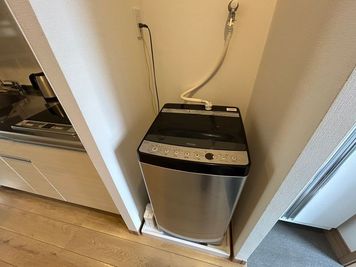 洗濯機も完備しています。 - Bed&City 北池袋 レンタルスペース 303号室｜3人掛けソファのあるナチュラルな完全個室の設備の写真