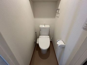 温水洗浄便座付きの清潔なトイレです。 - Bed&City 北池袋 レンタルスペース 303号室｜3人掛けソファのあるナチュラルな完全個室の設備の写真