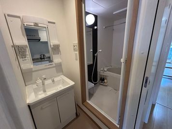 清潔な独立洗面台とバスルーム。身支度やメイク直しにも便利です。 - Bed&City 北池袋 レンタルスペース 303号室｜3人掛けソファのあるナチュラルな完全個室の設備の写真