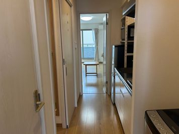 玄関から奥のお部屋まで見通せる、すっきりとした間取りです。 - Bed&City 北池袋 レンタルスペース 303号室｜3人掛けソファのあるナチュラルな完全個室の室内の写真
