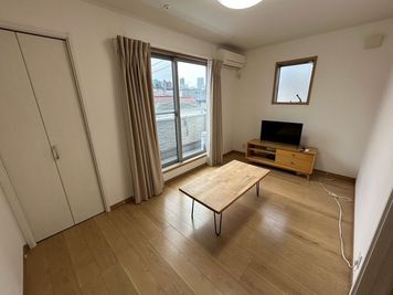 池袋エリアの2部屋+ダイニングを丸ごと貸切。マット敷きの洋室でヨガ・ストレッチ、会議・ワークショップにも◎ - Bed&City 北池袋 レンタルスペース