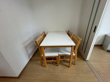 4名掛けのダイニングテーブル。会議や作業、お食事にご利用いただけます。 - Bed&City 北池袋 レンタルスペース 301号室｜2部屋使える・マット敷きスペース付き完全個室の室内の写真