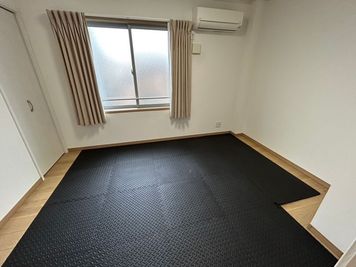 床一面にジョイントマットを敷いた洋室。ヨガ・ストレッチ・ダンス練習にもご利用いただけます。 - Bed&City 北池袋 レンタルスペース 301号室｜2部屋使える・マット敷きスペース付き完全個室の室内の写真